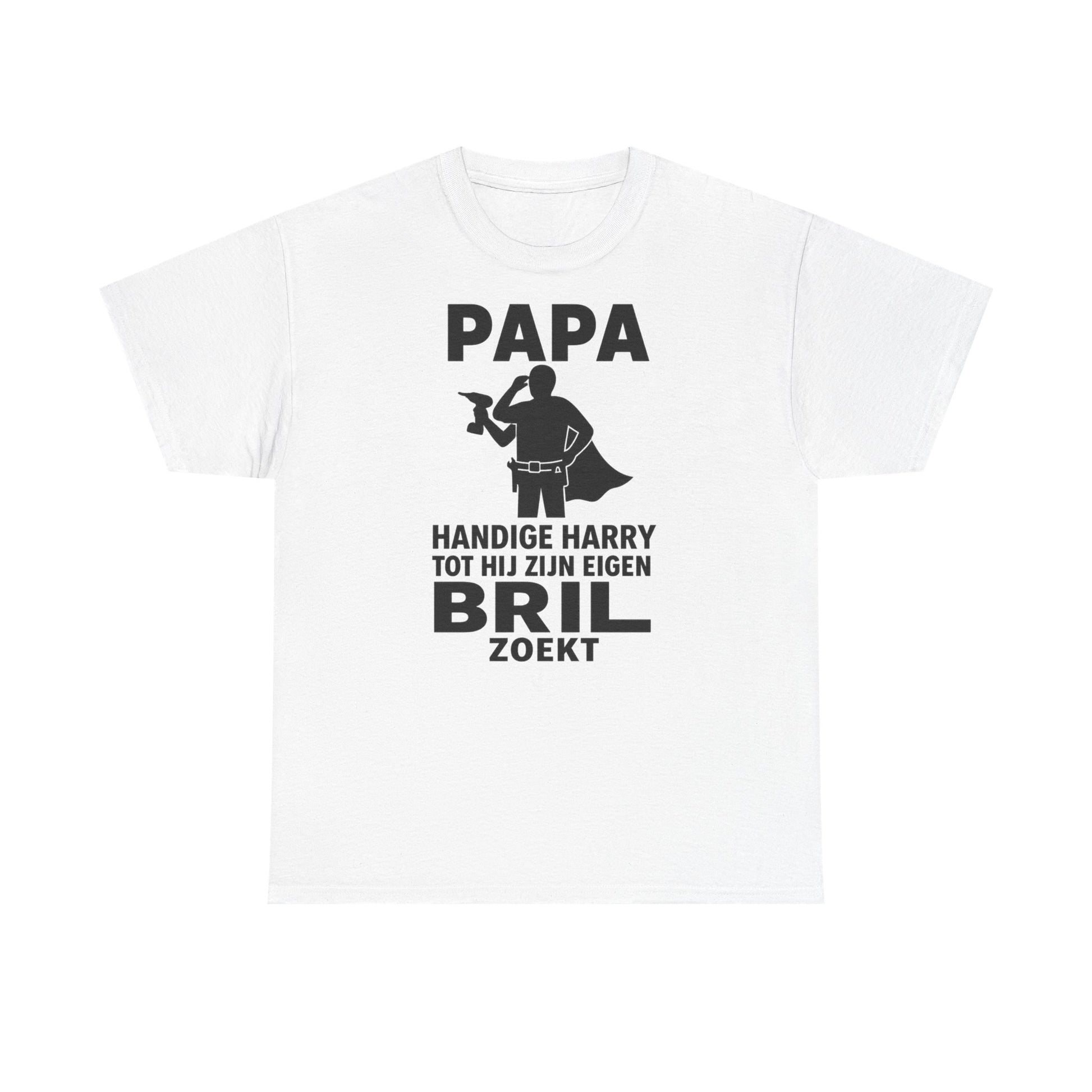 Voor de papa die álles kan maken (of dat toch denkt). Het perfecte Vaderdagcadeau voor elke handige Harry – grappig, herkenbaar en onmisbaar in zijn gereedschapslade… euh, kleerkast.