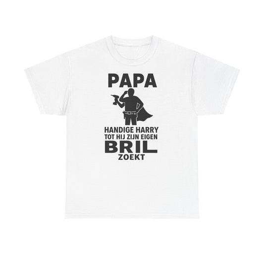 Voor de papa die álles kan maken (of dat toch denkt). Het perfecte Vaderdagcadeau voor elke handige Harry – grappig, herkenbaar en onmisbaar in zijn gereedschapslade… euh, kleerkast.
