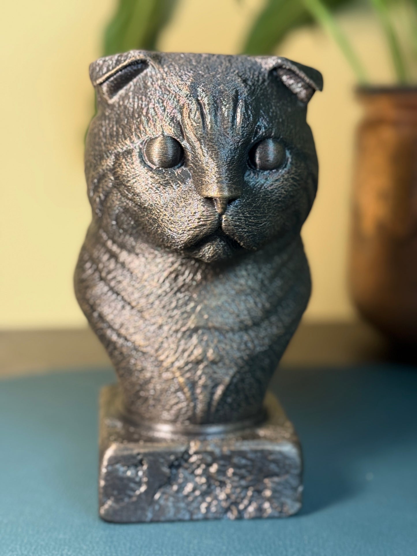 Scottish Fold Antique Bust – hand-painted 3D cat sculpture in antique black & gold, 12x14x20 cm