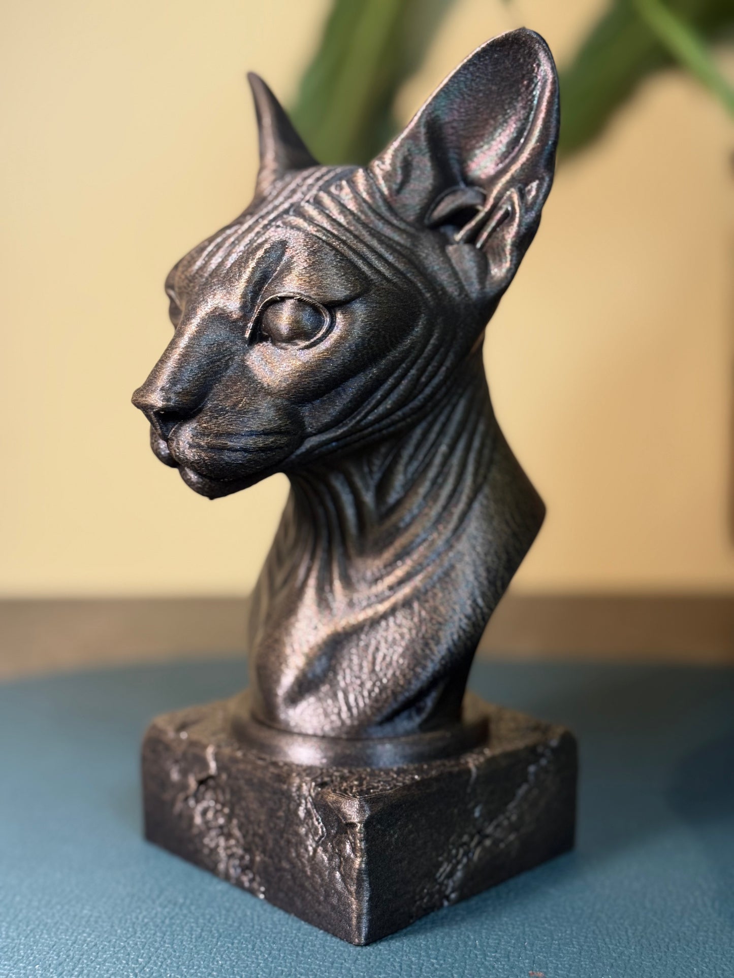 Sphynx Antique Bust – hand-painted 3D cat sculpture in antique black & gold, 10x11x20 cm