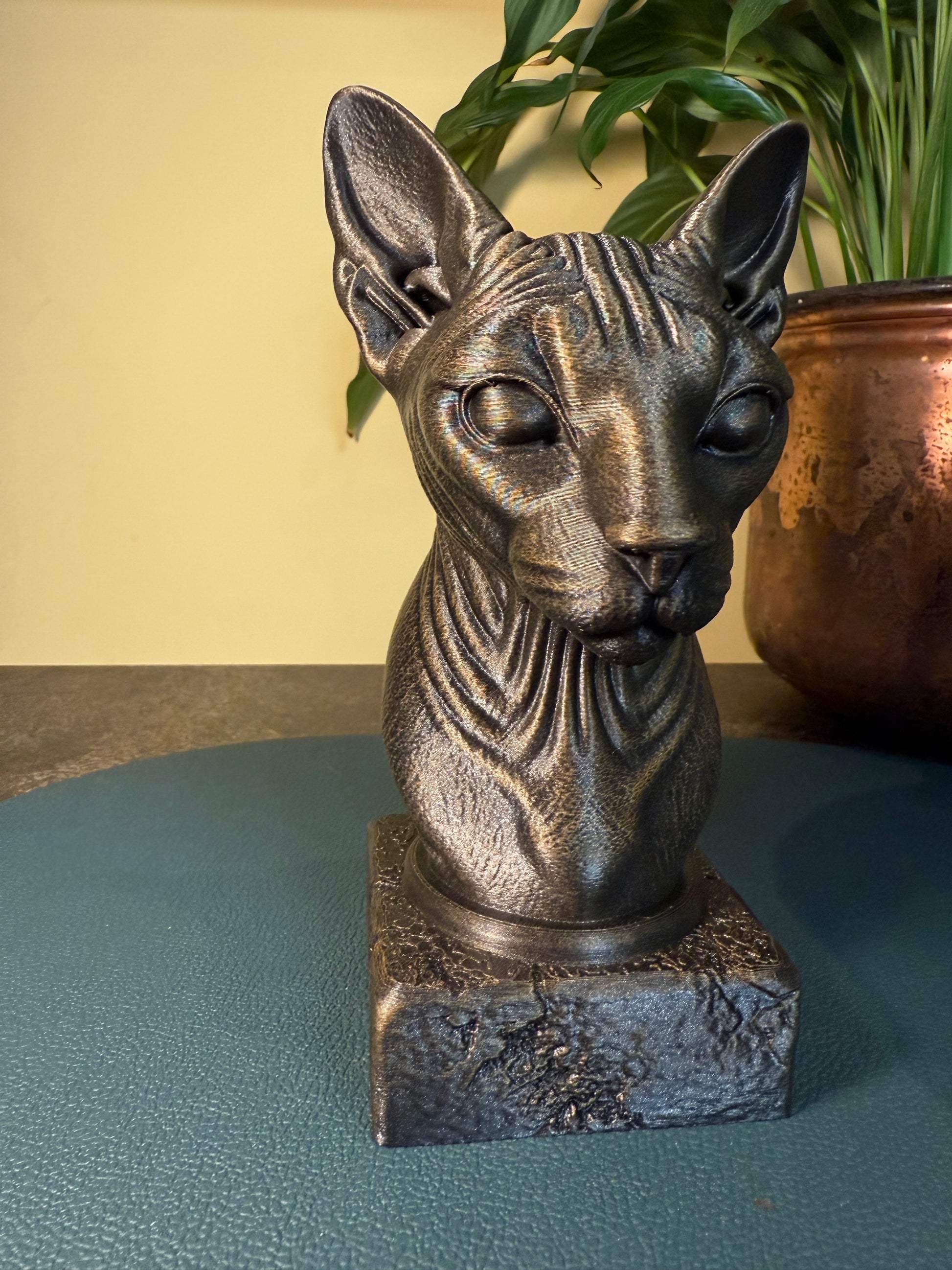 Sphynx Antique Bust – hand-painted 3D cat sculpture in antique black & gold, 10x11x20 cm