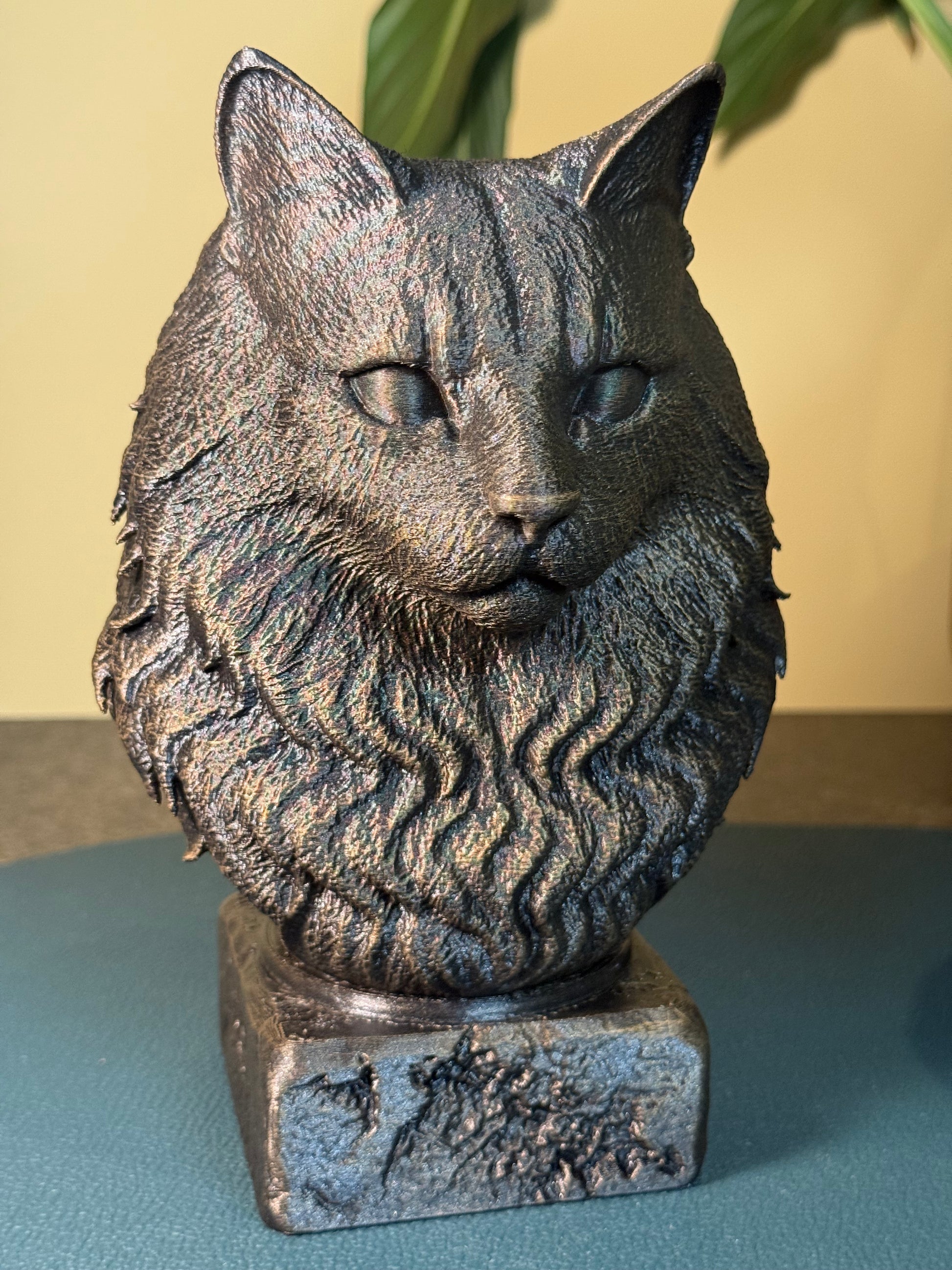 Norwegian Forest Antique Bust – hand-painted 3D cat sculpture in antique black & gold, 13x13x20 cm