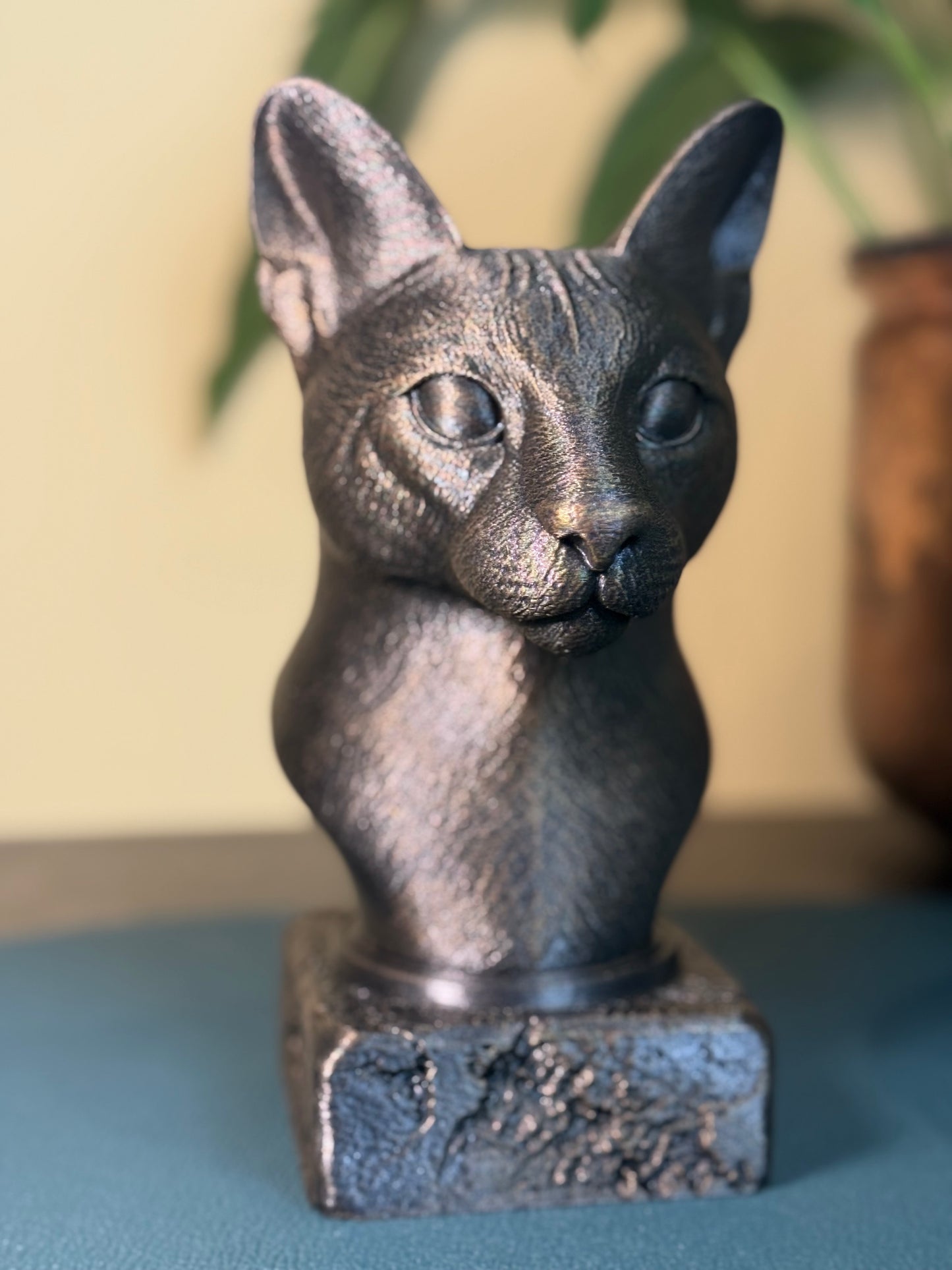Serval Antique Bust – hand-painted 3D cat sculpture in antique black & gold, 10x13x20 cm