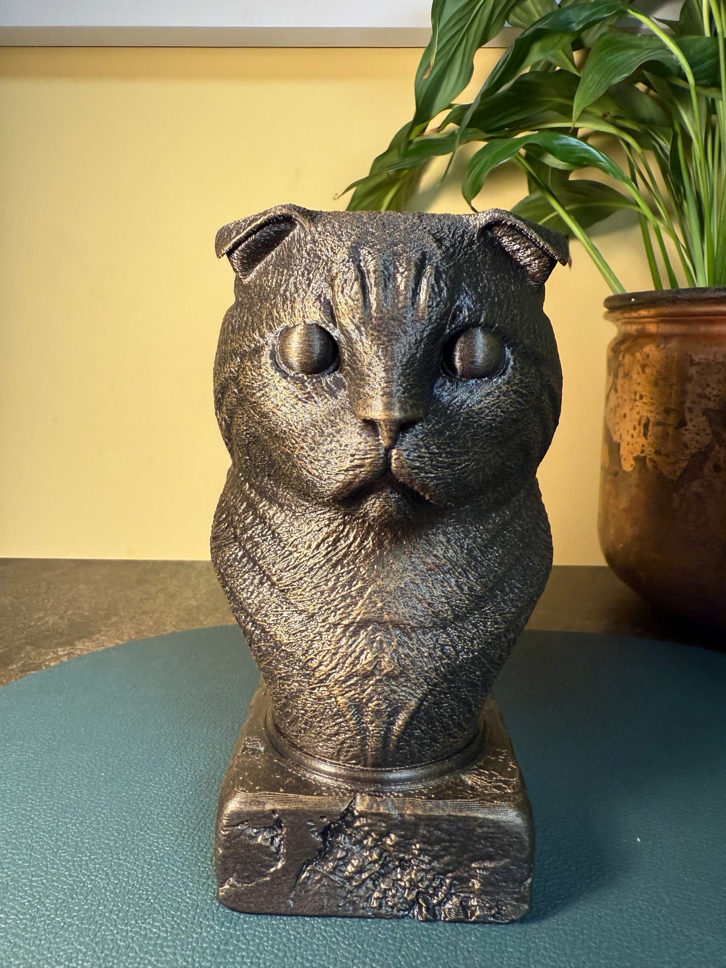 Scottish Fold Antique Bust – hand-painted 3D cat sculpture in antique black & gold, 12x14x20 cm